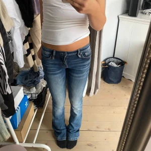 Lågmidjade jeans  - Blå lågmidjade jeans i ny skick använda fåtal gånger o h inga slitningar❤️midjemått 36 rakt över och innerbens längd 80❤️