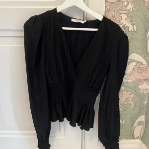 Fin blus - Svart blus i bra skick. Säljer då den är för stor för mig. 