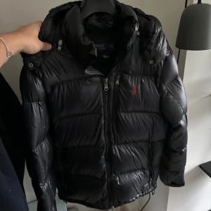 Ralph Lauren jacka - Säljer nu denna populära Ralph Laurent jacka. Storken är S, och är nästintill ny! Pris: 4199kr, hör av dig vid eventuella frågor!✌🏼  Pris kan Diskuteras 