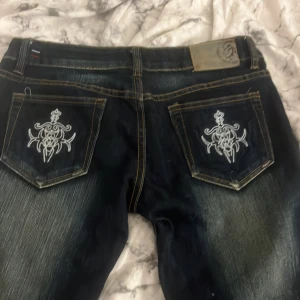 Low waist jeans  - Skit snygga jeans! Älskar dom här säljer dom för att jag är i behov av pengar. Dom har så fina fickor å går å stayla till allt! Dom är straight och väldigt low waist !💞