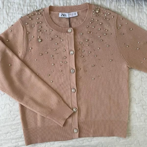 Zara beige kofta, strl S - Snygg stickad kofta med dekorativa pärlor och strass ✨  Oanvänd, etiketten finns kvar!