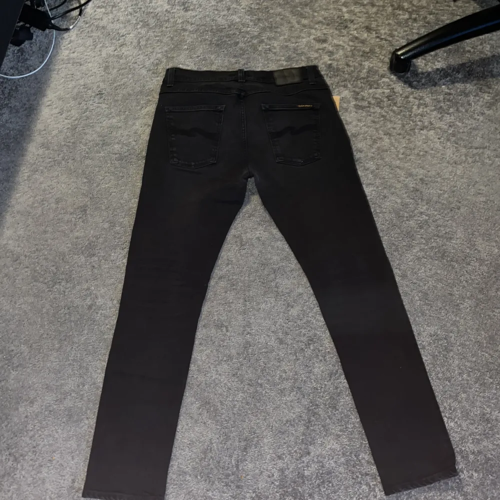 Tjena, säljer ett par Nudie jeans modellen lean Dean i ett mycket gott skick, nypris: cirkus 1400kr. Det står att dem är 33/32 men skulle säga att de är mer som 32/32.   Dessa jeans passar perfekt nu till kyligare tider!. Jeans & Byxor.