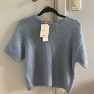 Shortsleeve topp - Väldigt fin stickad kortärmad tröja. Men inte riktigt min färg. Den är ej använd bara testad. Storlek 158/164 så skulle säga en XS/S. Köparen står för frakt🫶