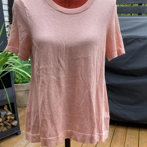 Stickad tröja Pieces M - Rosa tunn stickad tröja  Storlek: M Längd: 65 cm Axelbredd: 40 cm  Inga bilder när den sitter på mig! Katter finns i hemmet