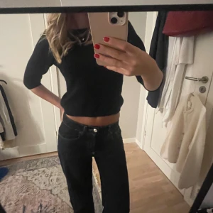 Stickad trekvart tröja  - Fin mörkblå stackad passar torrdestillation till ett var lågmidjade jeans!