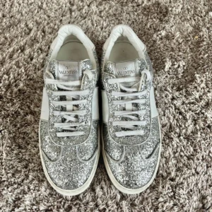 Valentino Clycrews - Säljer ett par silvriga valentino flycrew skor åt min tjej. Storlek 37, alla nitar är kvar och sulan är i topp skick. Skriv vid frågor. Pris kan diskuteras vid snabb affär.