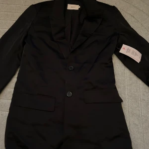 Helt ny blazer Nelly  - Satin blazer från Nelly helt ny 