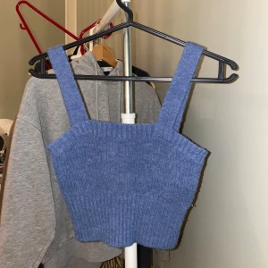 Topp - Stickad topp från & Other stories. Fint skick. Hör av er vid intresse eller ev frågor!💌☺️