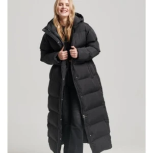 Superdry vinterjacka - Hej, jag säljer min fina vinterjacka som är väldigt varm. Den är endast använd en halv vinter så den är i perfekt skick. Kan skicka bilder vid intresse