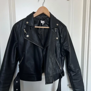 Skinnjacka - Bra skick! Kan mötas i Jönköping eller skicka men då står köparen för frakt😌