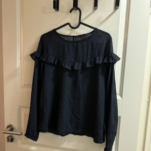 Only topp - Topp/blus från only i stl 38 Marin/mörblå Mer genomskinligt material 60