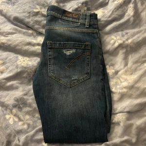 Dondup jeans - Säljer då ett par dondup george jeans i modellen mius. Riktigt schyssta byxor med bra passform. Riktigt fint skick och sparsamt använda. Skriv vid intresse och kom med bud kan släppa föe billigare vid snabb affär så tveka inte med att höra av er!