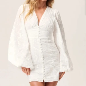 Adoore klänning - Säljer denna slutsålda klänningen från adoore! Använd en gång på studenten💗