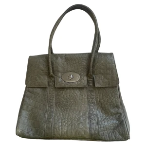 Läder krokodil väska - Läderväska i oliv khaki färg med krokodiltextur och silverdetaljer 🤍 Höjd: 29 cm. Bredd: 35 cm. Djup: 11 cm. Handtagsdropp: 19 cm.