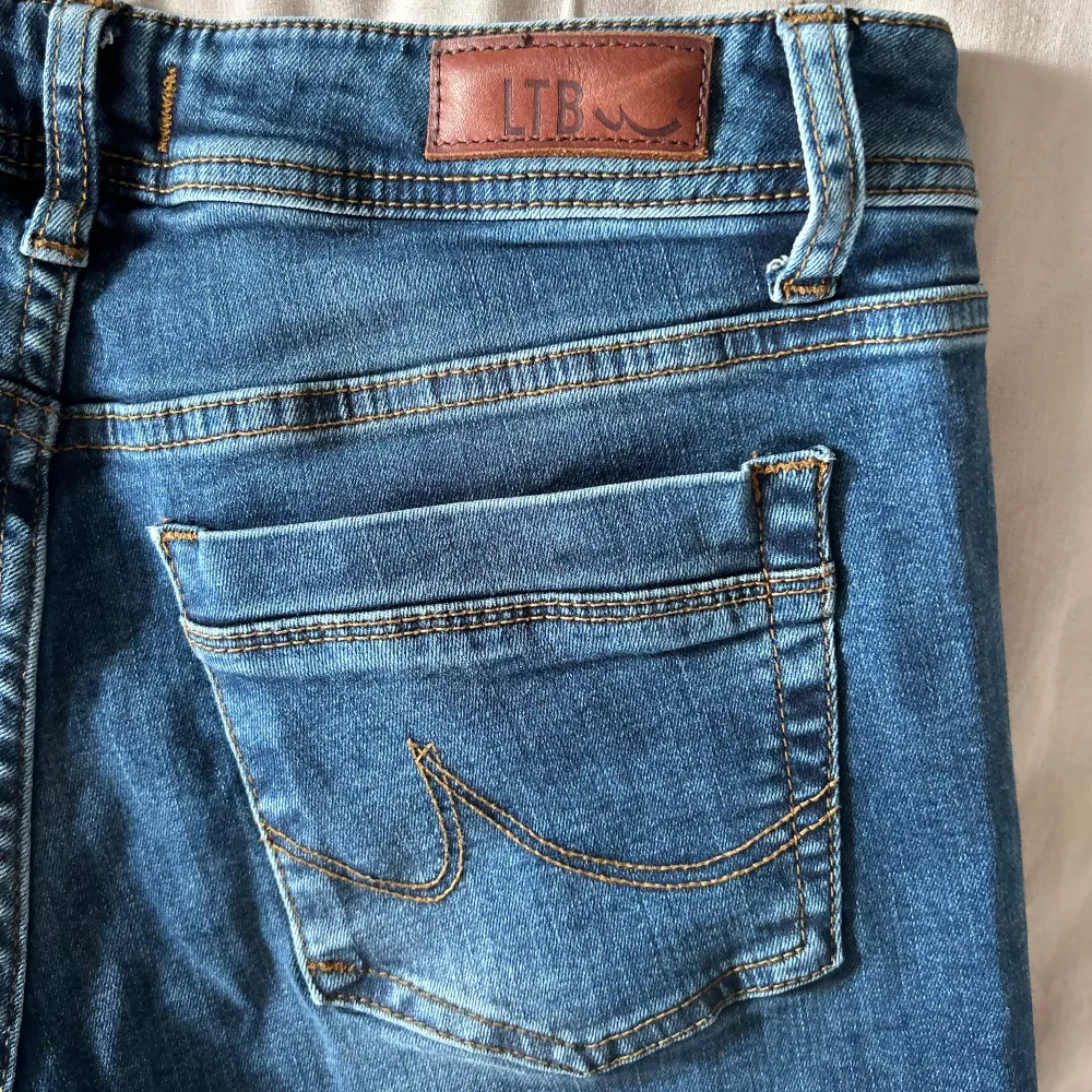 Säljer dessa assnygga lowwaist bootcut jeansen ifrån märket Ltb i modellen Valerie. De är i storlek W29, L34. Midjemått: 84, innerbenslängd: 86💕 (Jag är 172 som referens) Säljer fler lowwaist bootcut jeans så kika in min profil!! ❤️. Jeans & Byxor.