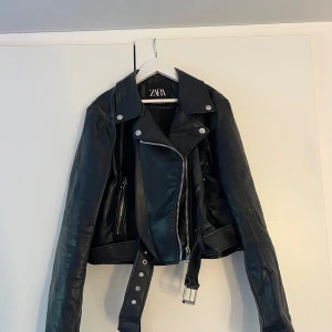 Kort (croppad) skinn jacka ifrån zara  - Super snygg kort (croppad) skinn jacka ifrån zara😍😍  Storlek: L