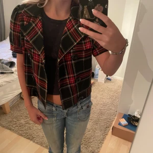 Höstjacka - Säljer den hör jättefina jackan perfekt till hösten från hm, köpt för 300kr