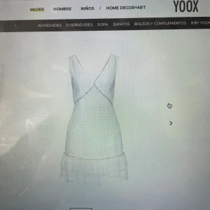 Volang klänning  - Säljer en vit volang klänning med silvriga detaljer. Klänningen är helt oanvänd och prislapparna sitter fortfarande kvar. 