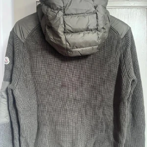 Moncler cardigan  - Tjena! Säljer nu min cardigan för den börjar bli för liten, använd ett fåtal gånger men ser ut som ny och är äkta! Allt på bilden tillkommer. Tveka inte och skriva om ni har några frågor! 😁 /Gabbe 