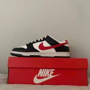 Nike dunk - Nike dunk retro red panda storlek 42. Näst intill nyskick 9/10 använda ca 4 gånger. Säljer pga för små för mig. Ny pris 2100, priset kan förhandlas.