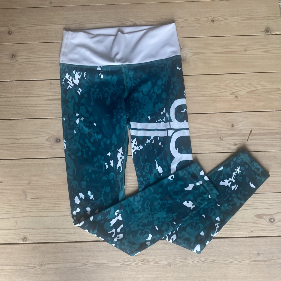 Grön/vita tights från Aim’n  - 90