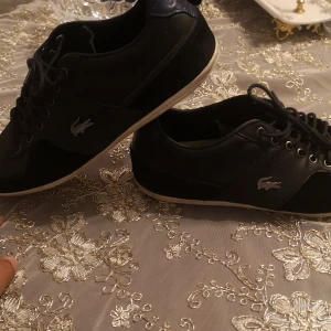 Lacoste skor - Nypris 750.Skick 7/10 Väldigt generöst pris för dom har används bara i en månad