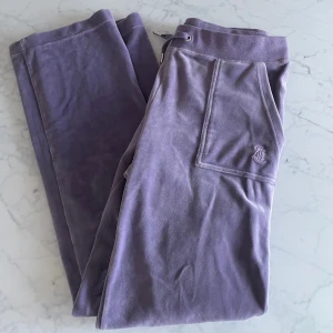 Juicy couture - Hej! Har dessa lila juicy i storlek M som tyvärr är för stora för mig! Använda Max 2-3 gånger o är i toppskick!🫶🏼