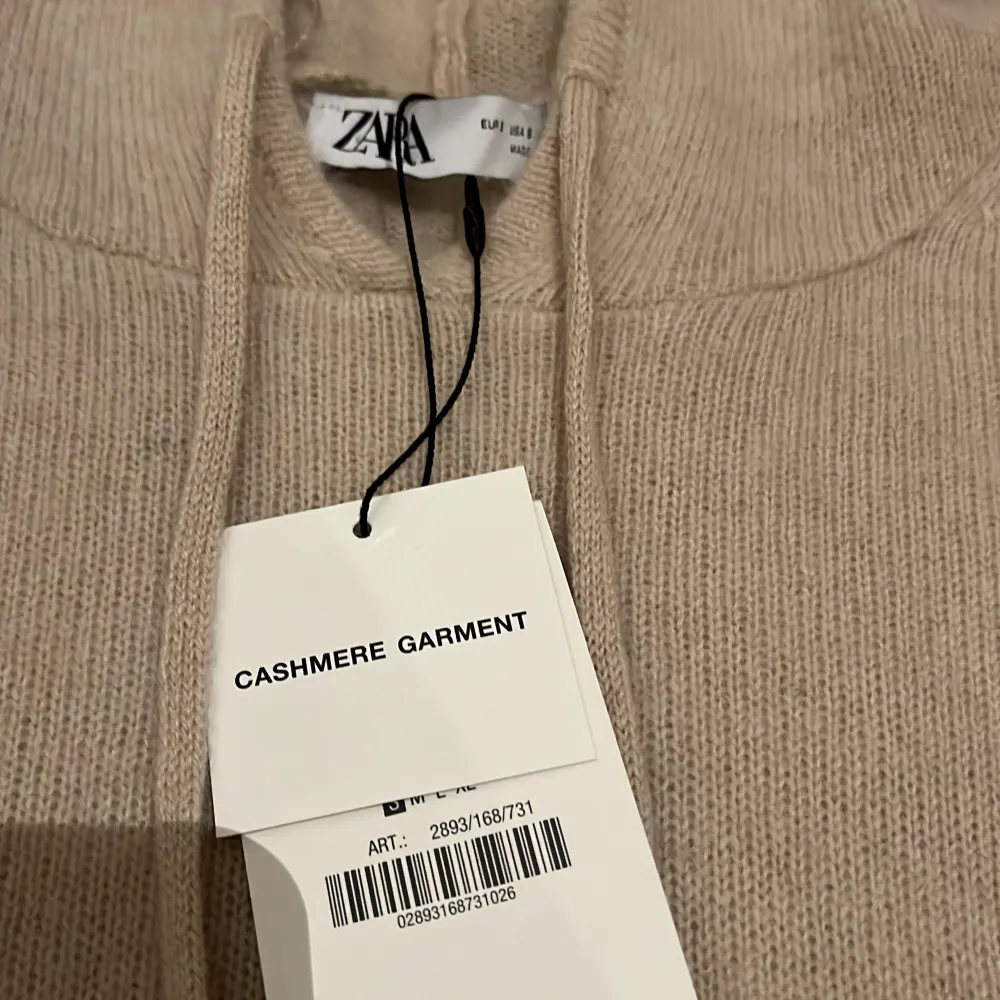 Så snygg cashmire hoodie från zara köpt för 1700 kr i Spanien aldrig använd super bra skick . Hoodies.