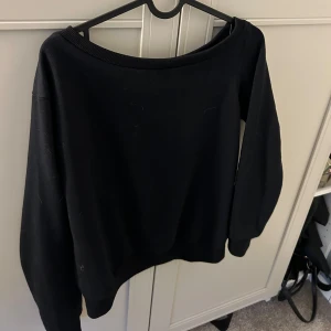 One shoulder sweatshirt  - Skit snygg one shoulder sweatshirt från even odd. Väldigt bra skick!