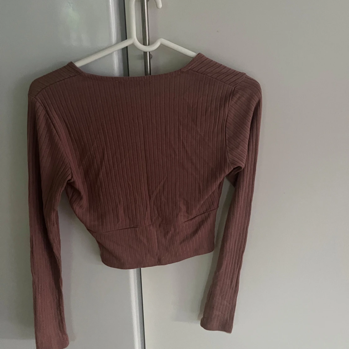 Brun ribbad topp från Na-Kd - 90