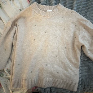 Kofta med pärlor  - Beige/rosa kofta med pärlor! Skitsnygg inför hösten. Använd fåtal gånger  Dm för fler bilder!