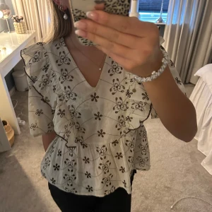 Blus  - Jättefin blus från vila! Väldigt bra skick💕