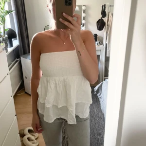 Linne tubtopp bikbok - Ny linnetopp som endast har används en gång. Passar till både S och M då den har resår runt❣️