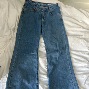 Blåa low straight jeans💙 - Superfina low straight jeans i superskick!🩵