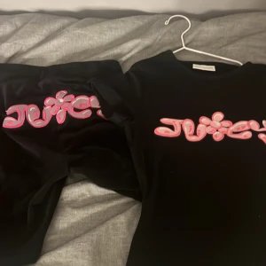 Juicy - Säljer detta juicy couture sätt som inte finns att få tag på längre , modellen är flared och low Waits . Byxorna i storlek xxs men sitter som xs/s , tröjan är i xs ! 💗