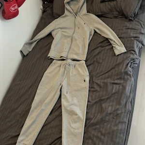 Ralph lauren tracksuit S. - Grå Ralph lauren tracksuit nästan aldrig använd bra skick.
