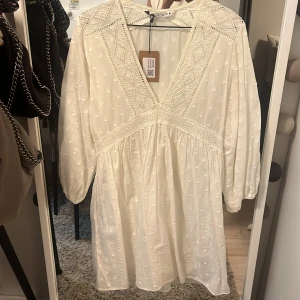 Så söt klänning - Prislapp kvar skriv för bilder på 