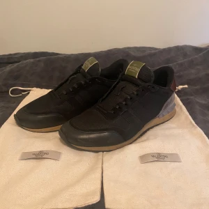 Valentino Rockrunners  - Säljer mina valentino rockrunners i riktigt fint skick. •storlek 42 men passar också 43 •dustbag och snören ingår •cond 8/10 Priset är ej hugget i sten!