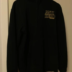Anti hero Hoodie - Skön och fin anti hero hoodie perfekt nu för alla årstider. Knappast använd och inga defekter. Ny pris 600kr mitt pris 350kr Säljer pga för liten för mig.  Sticke 10/10 