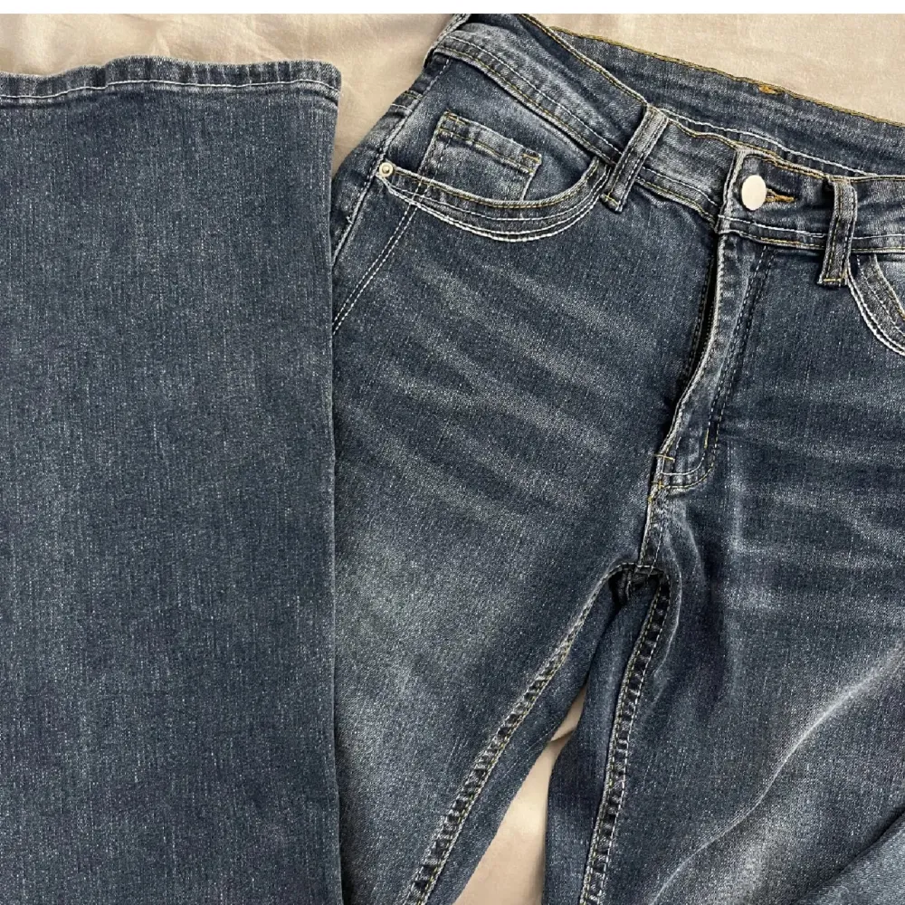 Lågmidjade jeans från Shein 💞 Jättefina men tyvärr aningens för stora för mig i midjan🥲🫶 Perfekt längd på mig som är 167 men skulle även passa någon som är längre💞Max typ 173 kanske om man vill att de ska vara över skorna🤗. Jeans & Byxor.