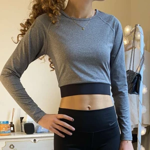 Långärmad tränningströja - Säljer en jättefin långärmad, tight träningströja i storlek XS/S💓💓