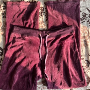Juicy Couture lågmidjade mjukisbyxor - Säljer mina supersnygga lågmidjade Juicy Vouture mjukisbyxor, används alltför sällan. Lite nopprig vid resåren annars väldigt bra skick, skriv för fler bilder. Står storlek XL men skulle säga storlek S-M