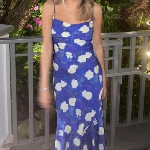 Adoore klänning - Midi-Klänning från Adoore. I nytt skick, endast använd en gång då den var inköpt för ett bröllop.  Storlek: EU 36, US 6, UK 8 Färg: Ocean blue  Originalpris: 1495kr