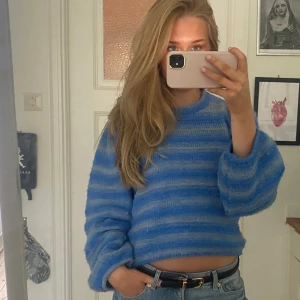 Blå stickad tröja - Så himla mysigt stickad tröja från Lindex, perfekt nu till sensommaren / hösten. Passar till allt!!🥰💓 I fint skick. Storlek xs men mer som en S:)