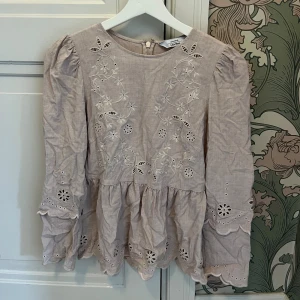 Blus  - Blus från Other Stories. Säljer då den är lite liten på mig. Behöver strykas men annars bra skick! 