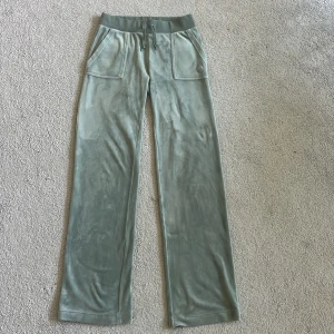 Fina jucy byxor 💕 - Super fina jucy byxor! I bra skick förutom att smörerna är slitna som ni kan se på andra bilden och därav priset 💕skriv om ni har frågor 🌸