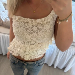 Topp  - Topp från Motel rock, nypriset är 438kr. Cremefärgad. Använd 1 gång 