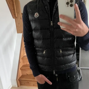 Moncler Väst - Moncler Väst 8/10 skick Knappt använd Svart Storlek:1/S  Nypris 8000kr