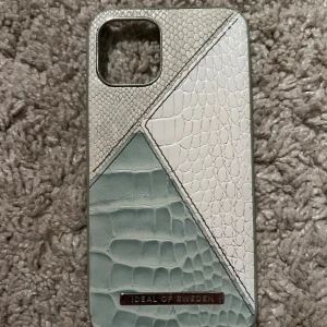 Mobilskal från ideal of sweden - Jättefint mobilskal från Ideal of Sweden💓säljes pga ny mobil💕i jättebra skick då jag knappt använt just det💖passar iphone x, xs, iphone 11 och 12💝skriv vid intresse. Köpt för 499 i butiken 