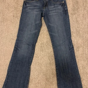 lågmidjade jeans - skit snygga lågmidjad byxor mer coola bakfickor, i jätte bra skick, hör av dig vid mer frågor